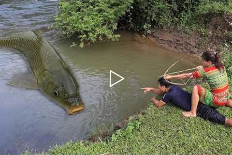 Daily Survival Skill: Smart Primitive Couple Unique Fishing Catch Big Fish At River