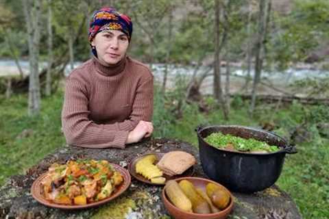 THE WOMAN LIVES ALONE IN THE MOUNTAINS! Cooking Potatoes with Meat on Fire