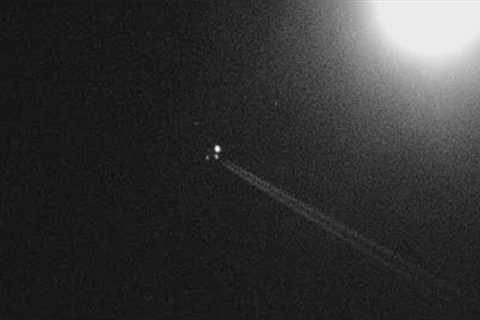 Unknown Aircraft CAUGHT ON CAMERA leaving behind a THICK TRAIL of HAZE in the Night Sky 4-26-2023